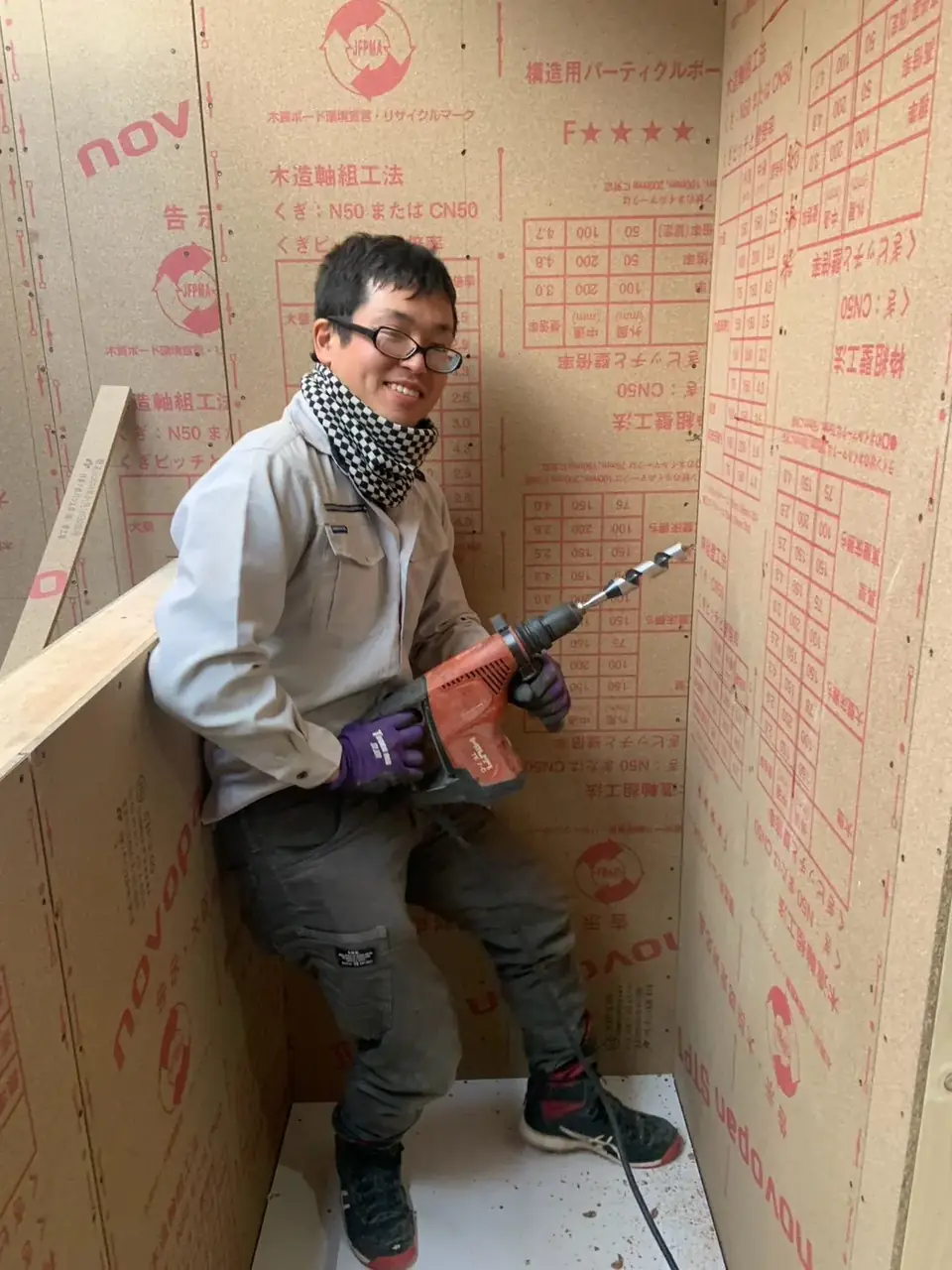 建物の中で配管用の穴あけ