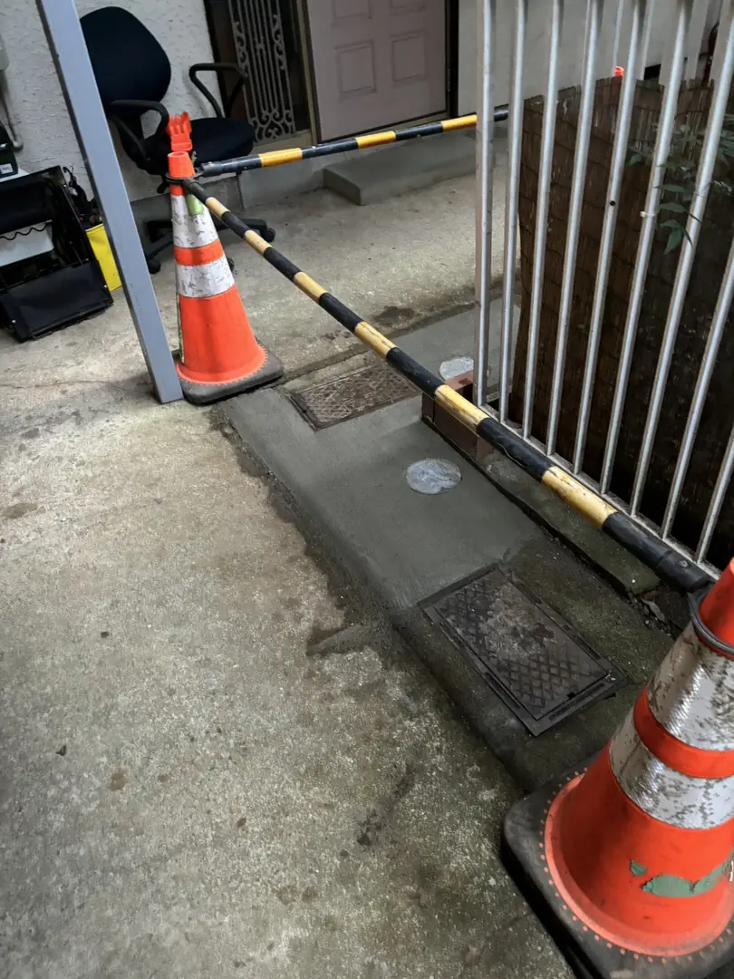 アパート　汚水配管更新（排水・汚水配管工事）／安全養生（入居者の通路確保）