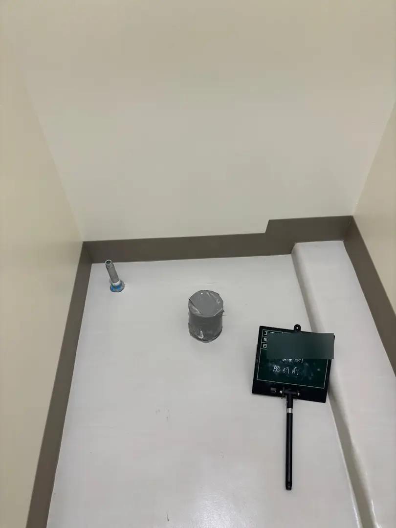 日枝小学校　衛生器具取付（公共施設・衛生設備）／大便器 取付前