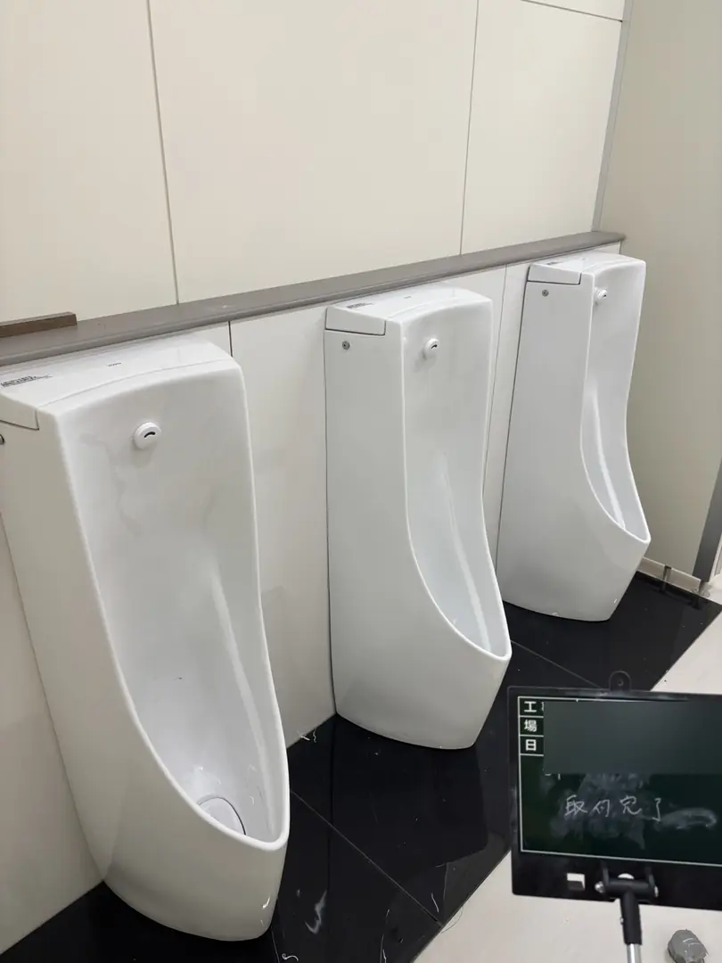 日枝小学校　衛生器具取付（公共施設・衛生設備）／小便器 取付後